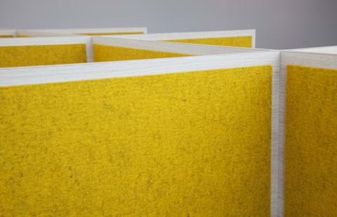 bord afskærmning med gul filt